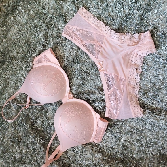 Victoria's Secret bombshell bra and panty set - Picture 2 of 5